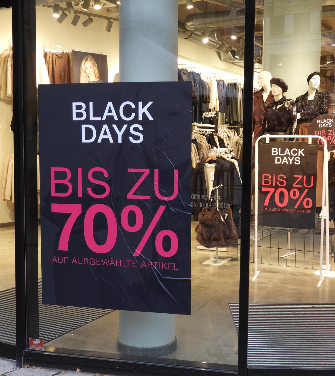 Rabattschlacht: Geschäfte in der Hamburger Innenstadt werben für den Black Friday