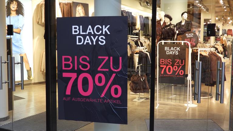 Rabattschlacht: Geschäfte in der Hamburger Innenstadt werben für den Black Friday