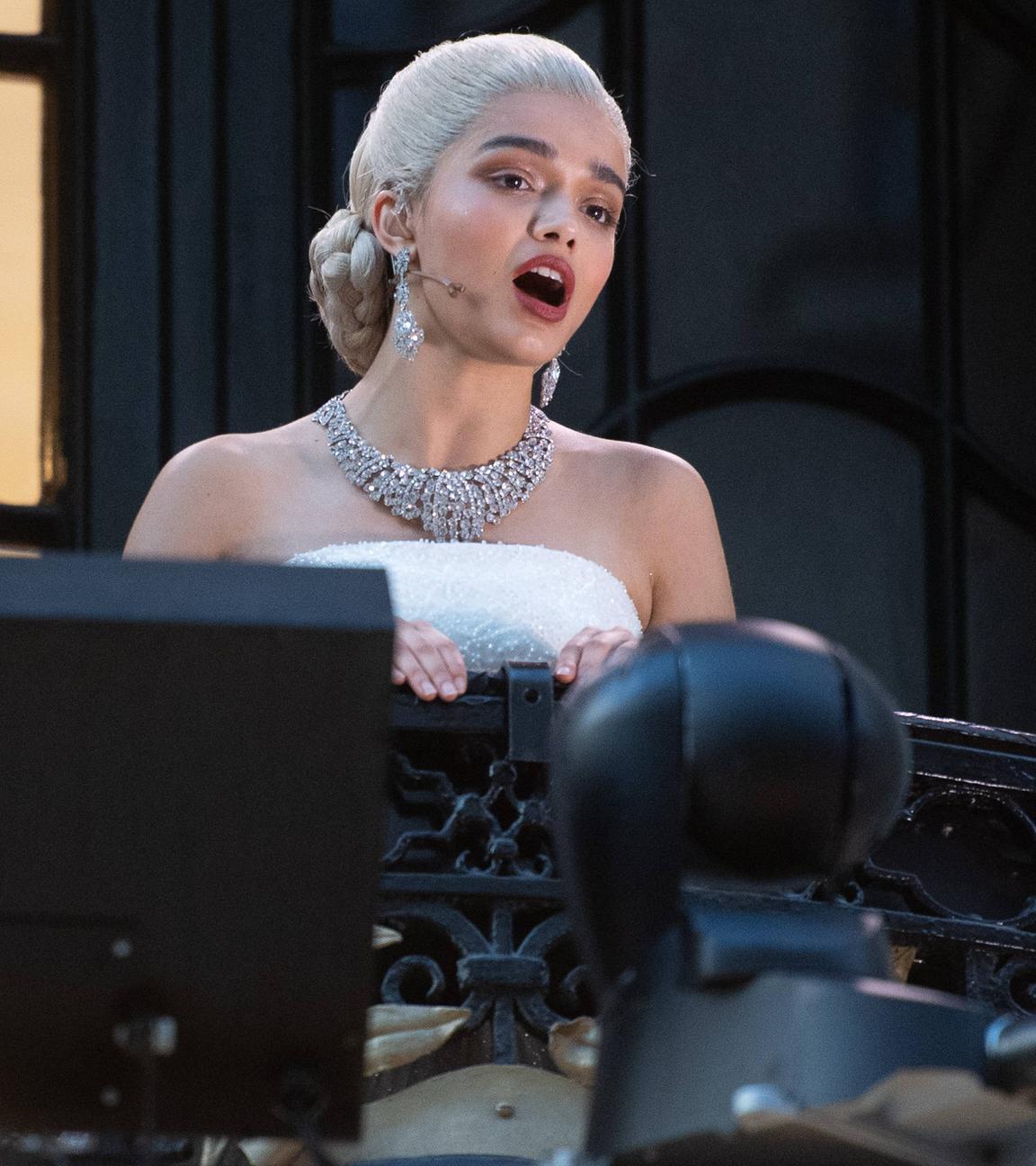 Rachel Zegler alias Evita singt von Theater-Balkon in London