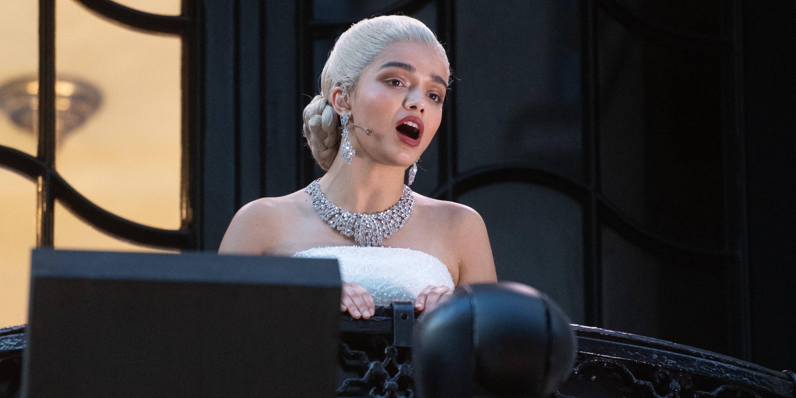 Rachel Zegler alias Evita singt von Theater-Balkon in London