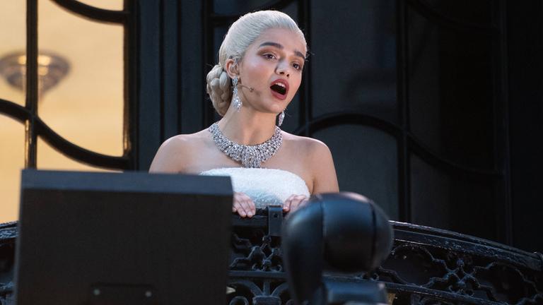 Rachel Zegler alias Evita singt von Theater-Balkon in London