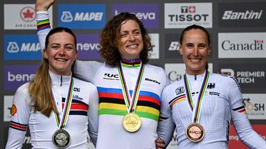 Die Zweitplatzierte Zoe Bäckstedt (Wales), die Siegerin Marlen Reusser (Schweiz) und die Drittplatzierte Franziska Koch (Deutschland) feiern auf dem Podium am 20.09.2026 in Montreal.