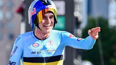 Remco Evenepoel (Belgien) feiert seinen Sieg im Einzelzeitfahren der Männer am 20.09.2026 in Montreal.