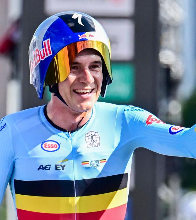 Remco Evenepoel (Belgien) feiert seinen Sieg im Einzelzeitfahren der Männer am 20.09.2026 in Montreal.