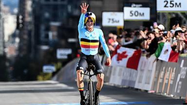Remco Evenepoel jubelt nach seinem Sieg am 20.09.2026 in Montreal.