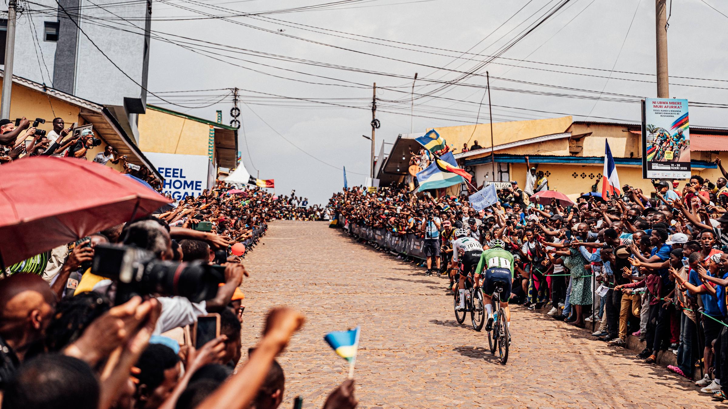 Rad-WM 2025: Tadej Pogacar und Isaac Del Toro (Mexico) fahren den Anstieg des Mur de Kigali, eine kurze, steile und technisch anspruchsvolle Kopfsteinpflasterauffahrt, hoch