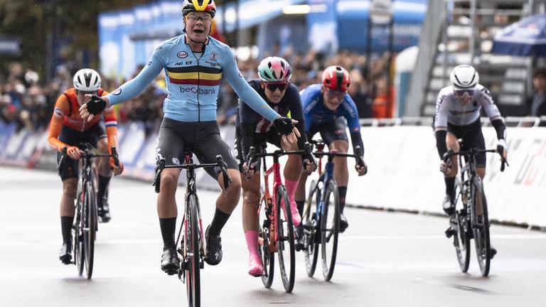 Die Belgierin Lotte Kopecky setzt sich im Zielsprint des WM-Straßenrennens durch, Liane Lippert (r.) wird Vierte