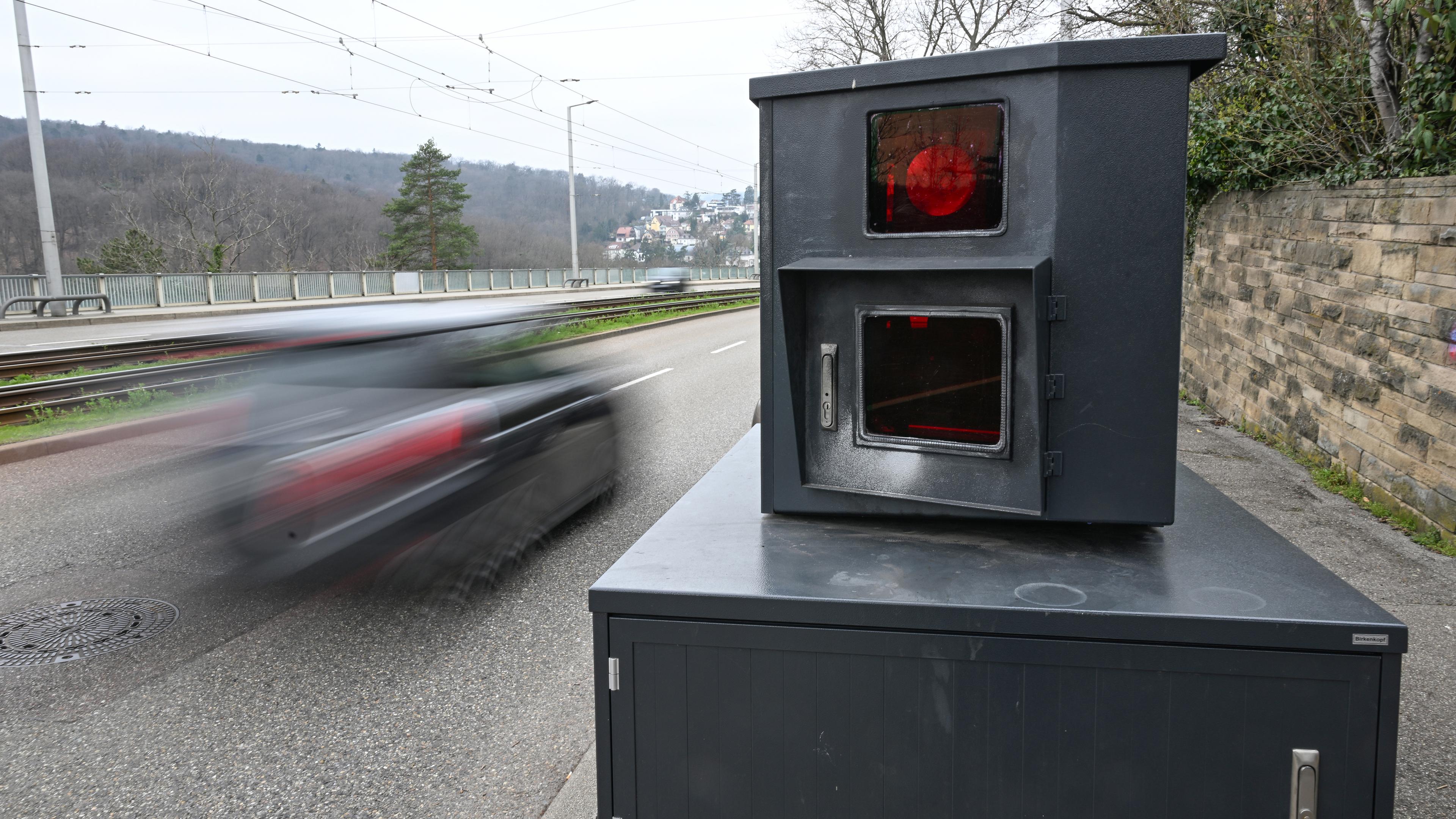  Ein Auto fährt auf einer Zufahrtsstraße zur Innenstadt von Stuttgart an einem Blitzer zur Geschwindigkeitskontrolle vorbei.
