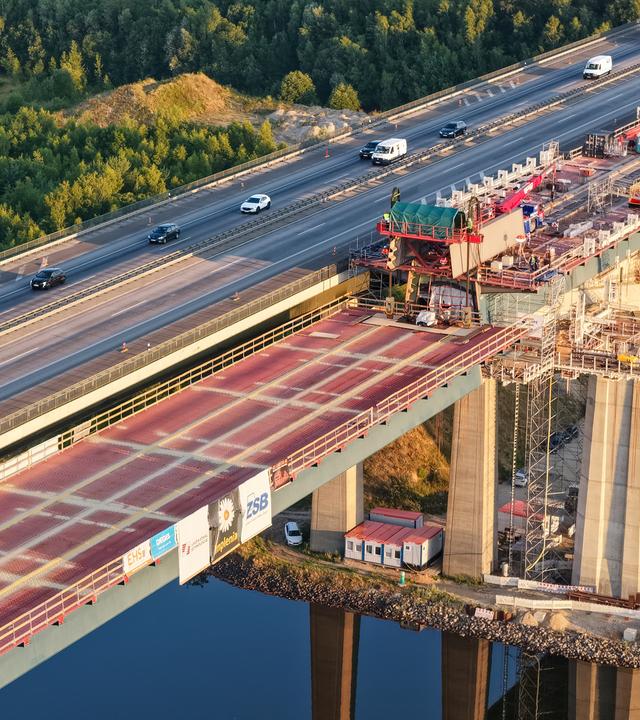 Das Mittelstück der neuen Rader Hochbrücke wird eingehoben.