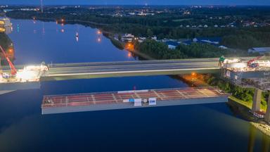 Das 118 Meter lange und 1.250 Tonnen schwere Mittelstück der neuen Rader Hochbrücke wurde über dem Nord-Ostsee-Kanal eingehoben.