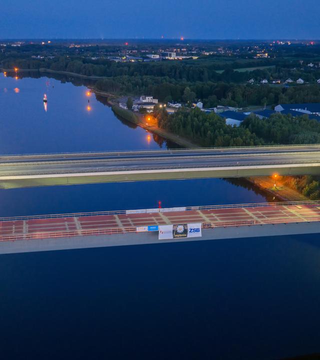 Das 118 Meter lange und 1.250 Tonnen schwere Mittelstück der neuen Rader Hochbrücke wurde über dem Nord-Ostsee-Kanal eingehoben.
