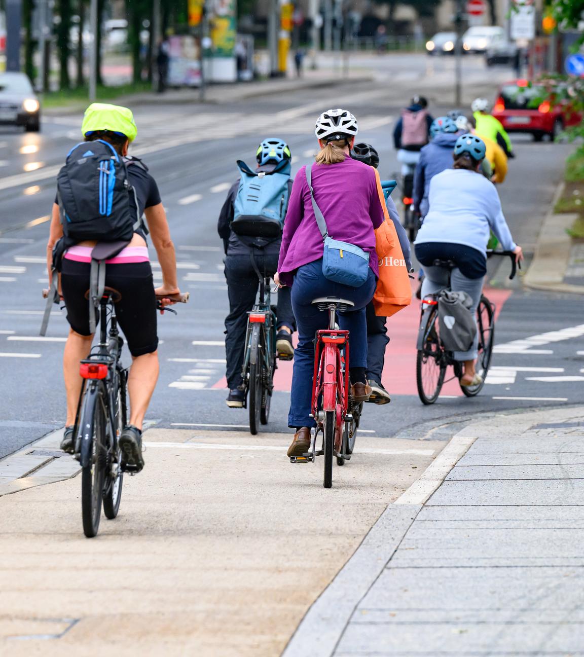 Sachsen, Dresden: Radfahrer sind am Morgen in Dresden auf der Albertbrücke in Richtung Sachsenplatz unterwegs.