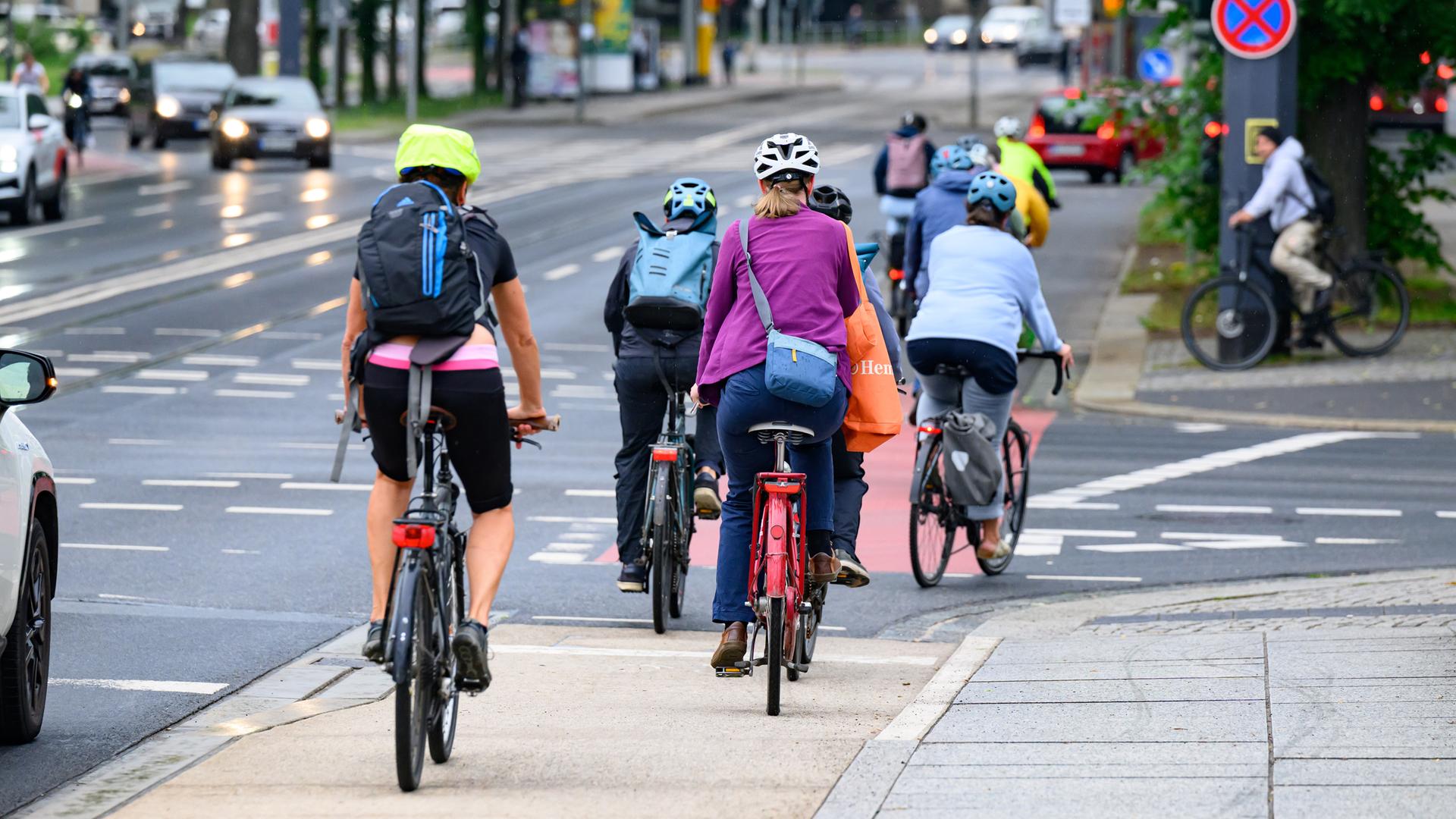 Sachsen, Dresden: Radfahrer sind am Morgen in Dresden auf der Albertbrücke in Richtung Sachsenplatz unterwegs.