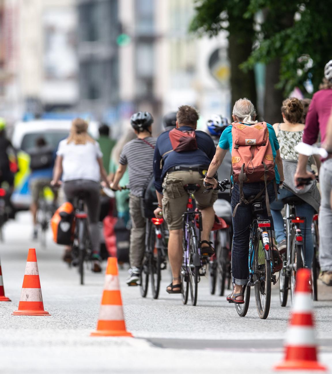 03.06.2021, Nordrhein-Westfalen, Wuppertal: Radfahrer fahren auf einem «Pop-Up-Radweg». Mit Aktionen in mehreren nordrhein-westfälischen Städten haben Fahrradinitiativen am Weltfahrradtag für mehr Radwege demonstriert.