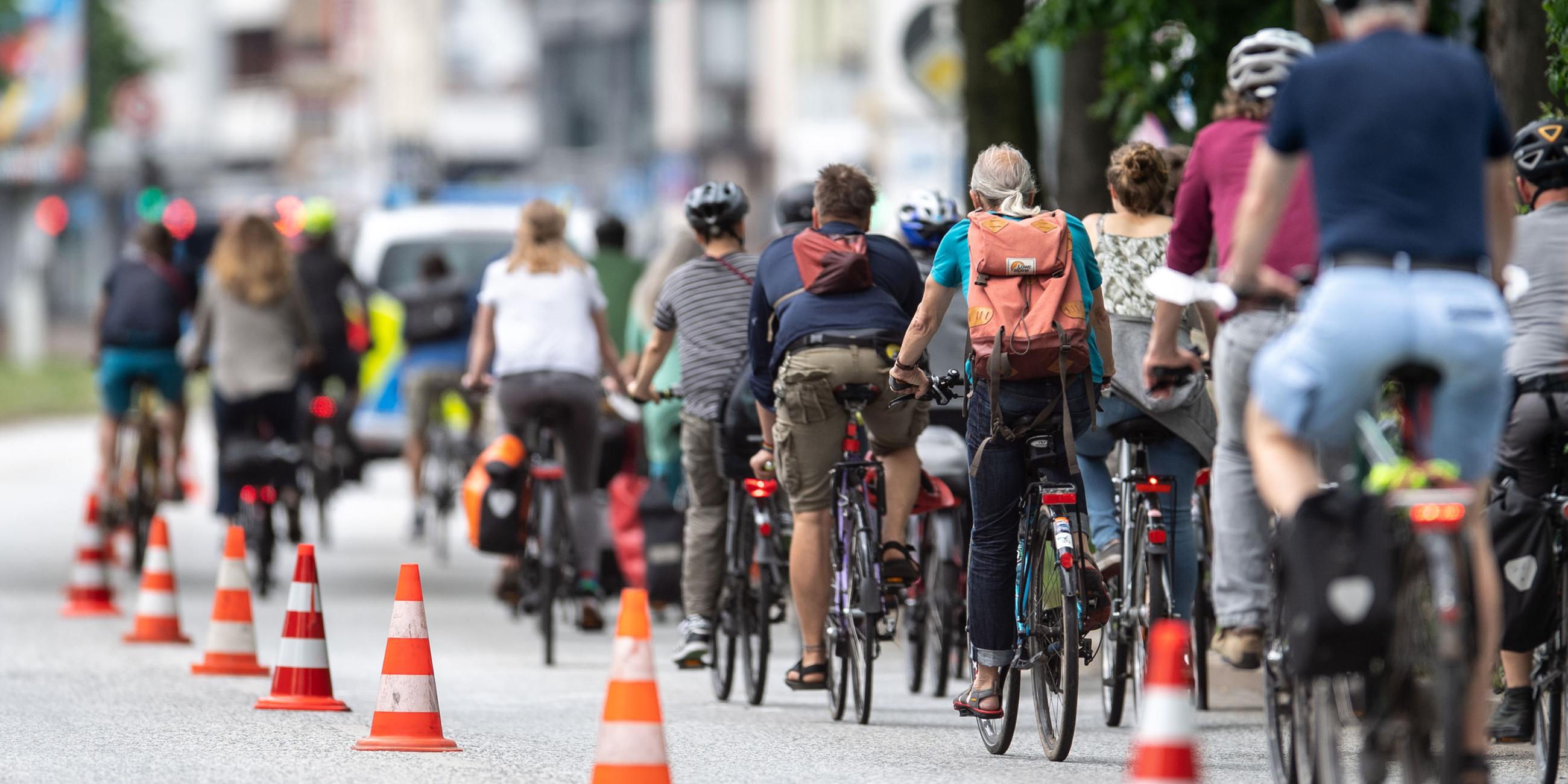03.06.2021, Nordrhein-Westfalen, Wuppertal: Radfahrer fahren auf einem «Pop-Up-Radweg». Mit Aktionen in mehreren nordrhein-westfälischen Städten haben Fahrradinitiativen am Weltfahrradtag für mehr Radwege demonstriert.