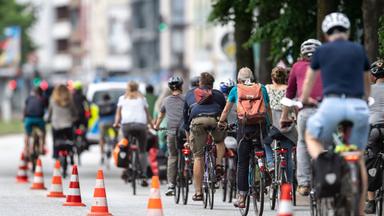 03.06.2021, Nordrhein-Westfalen, Wuppertal: Radfahrer fahren auf einem «Pop-Up-Radweg». Mit Aktionen in mehreren nordrhein-westfälischen Städten haben Fahrradinitiativen am Weltfahrradtag für mehr Radwege demonstriert.