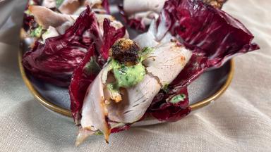 Radiccio mit Krustenbraten und Waldorfsalat
