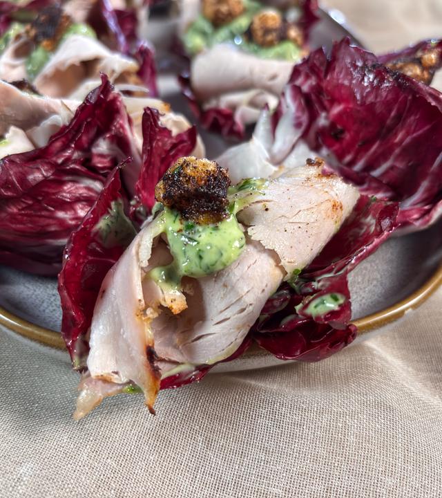 Radiccio mit Krustenbraten und Waldorfsalat