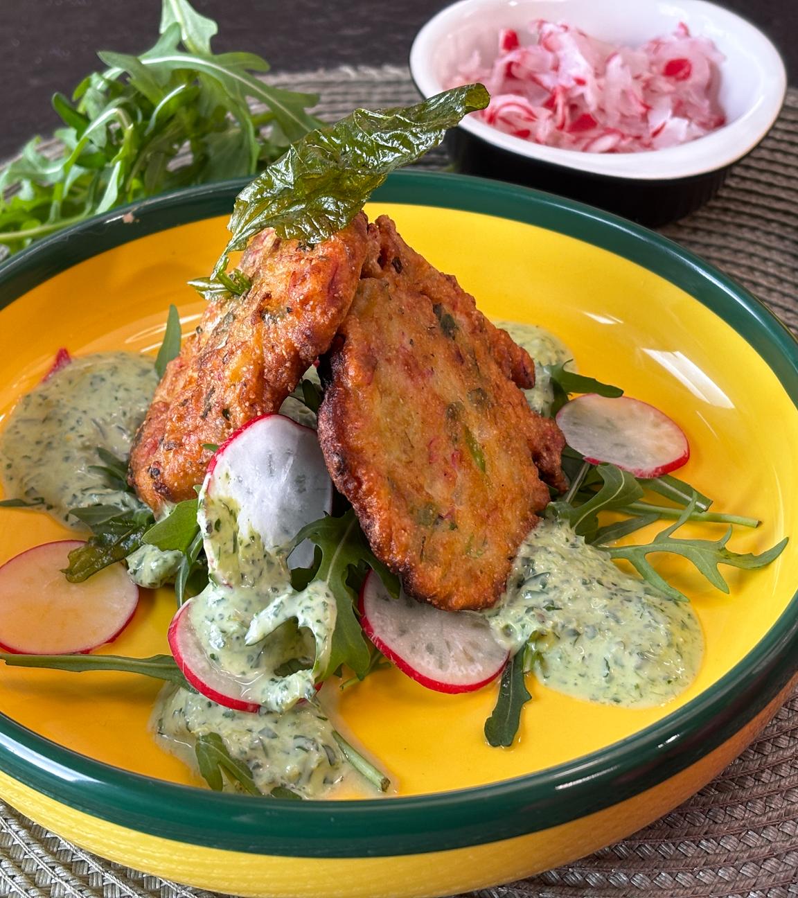 Radieschenbratlinge mit Rucola-Joghurt-Dip