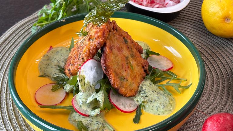 Radieschenbratlinge mit Rucola-Joghurt-Dip