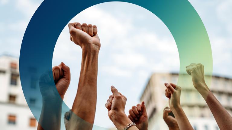 Demonstranten strecken Fäuste in die Luft