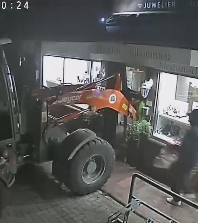 Juwelier-Einbruch mit Radlader
