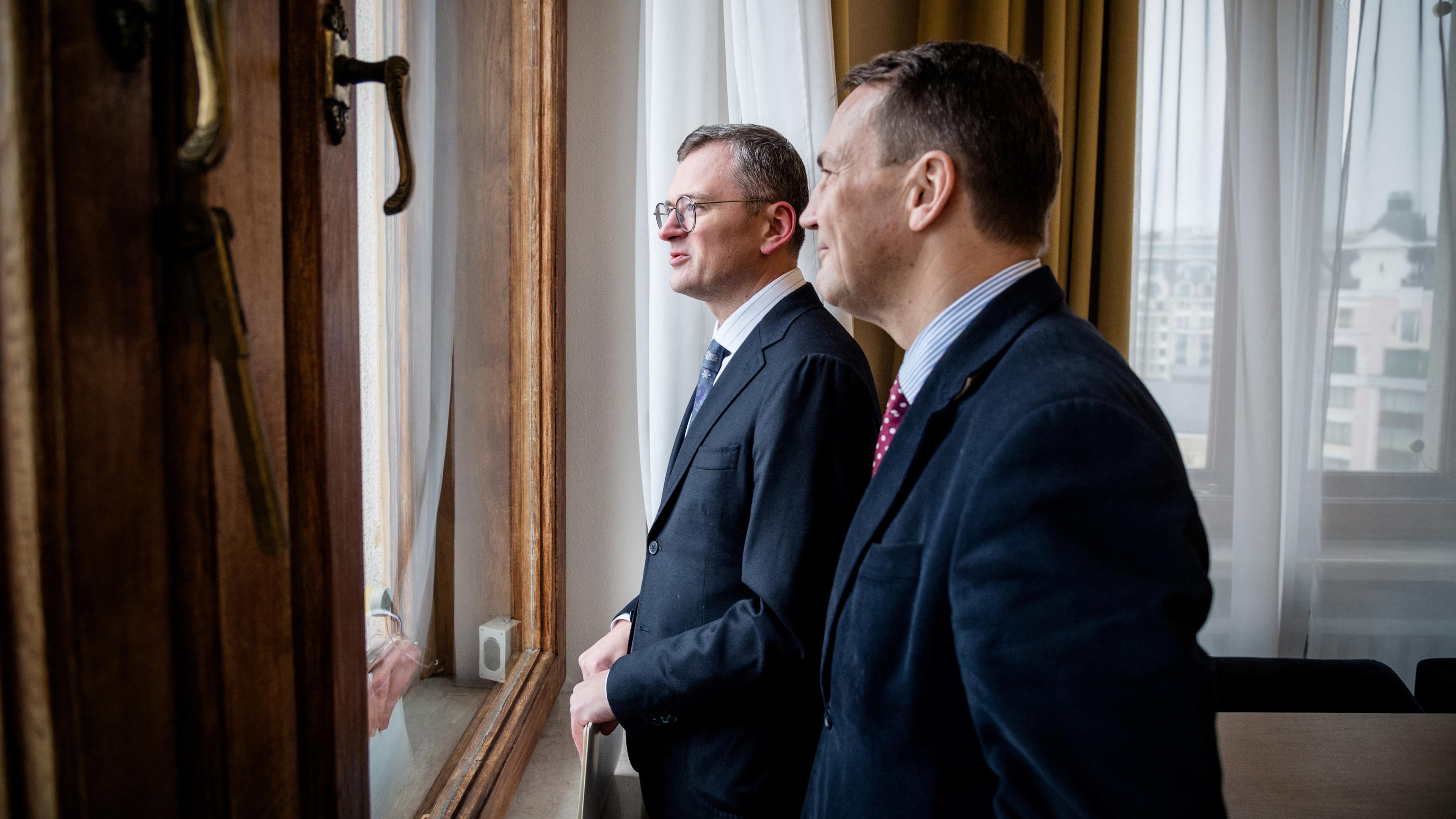 Radoslaw Sikorski und sein ukrainischer Amtskollege Dmytro Kuleba sprechen während ihres Treffens inmitten des russischen Angriffs auf die Ukraine in Kiew 22.12.2023
