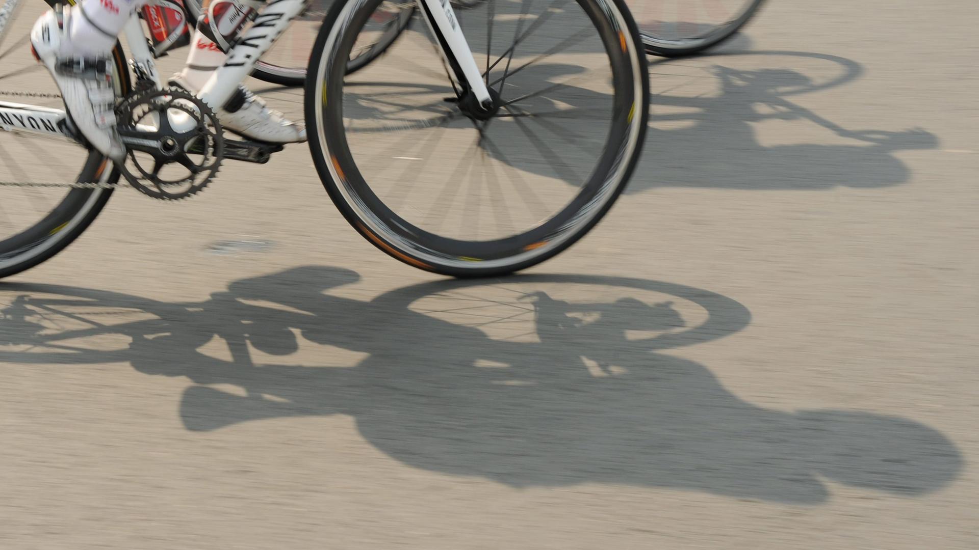Schatten eines Radfahrers der an einem Radrennen teilnimmt. (Symbolfoto)