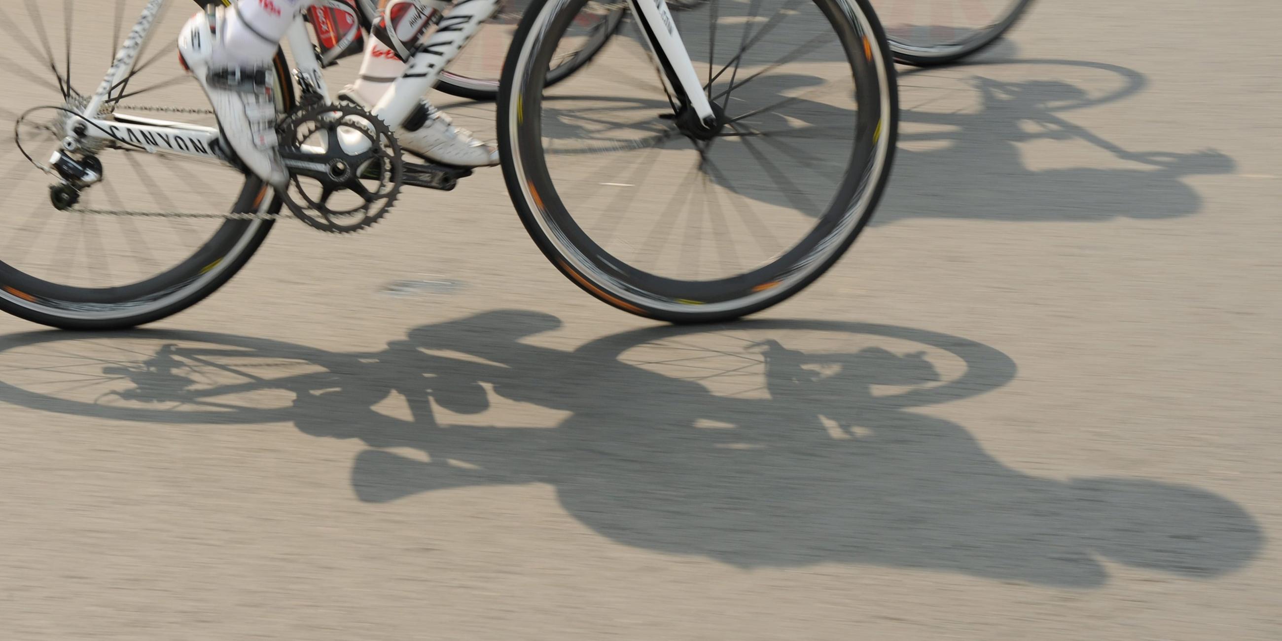Schatten eines Radfahrers der an einem Radrennen teilnimmt. (Symbolfoto)