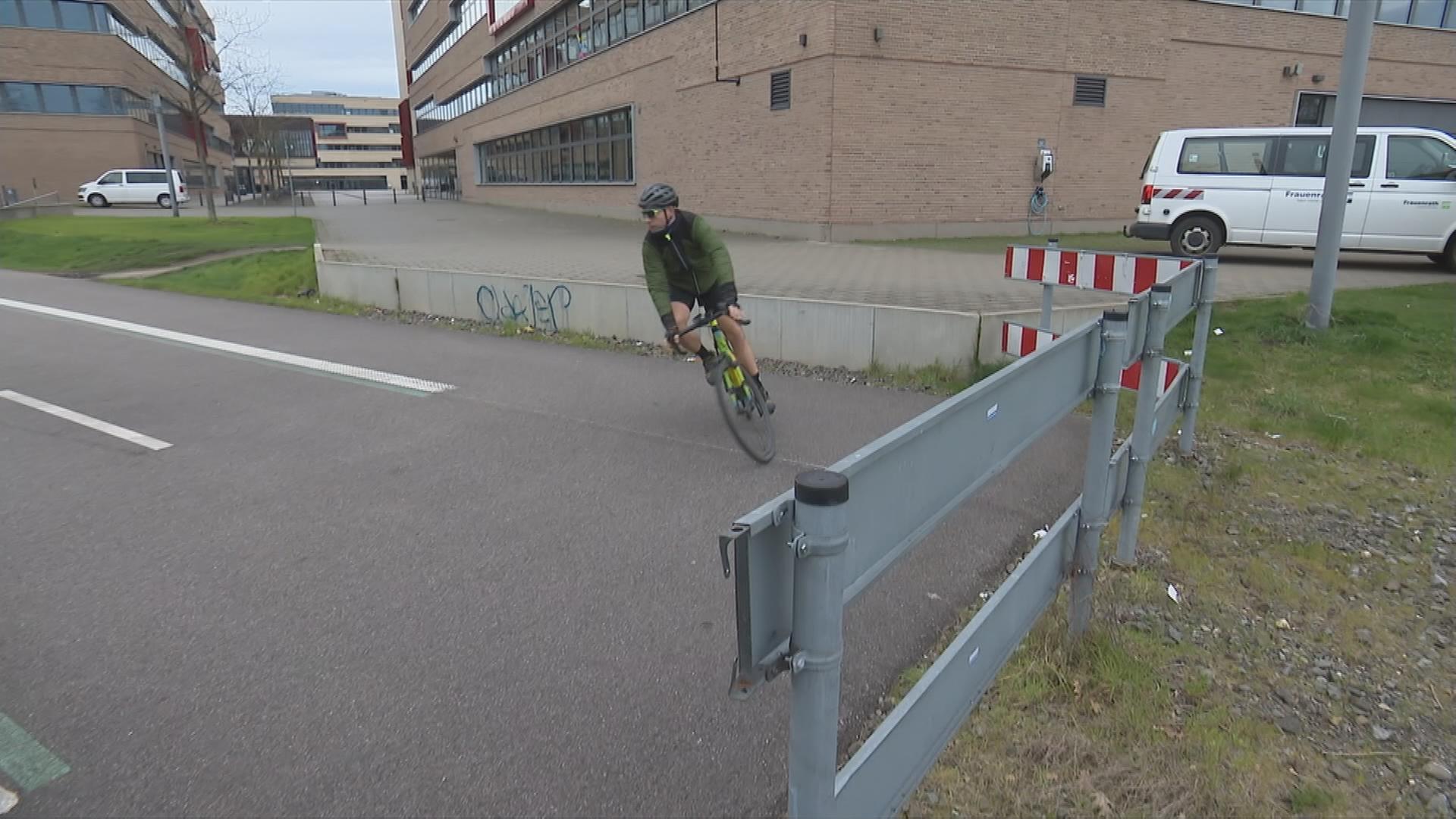 Fahrradfahrer dreht am Ende des unfertigen Radschnellweges um.