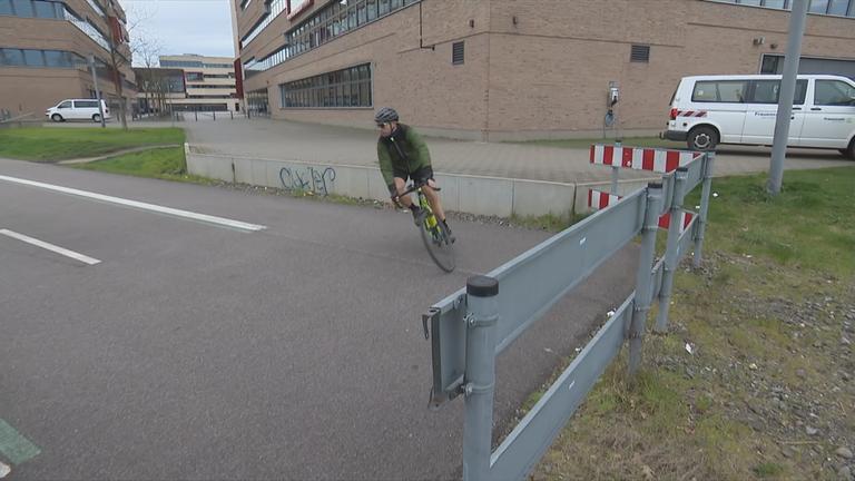 Fahrradfahrer dreht am Ende des unfertigen Radschnellweges um.