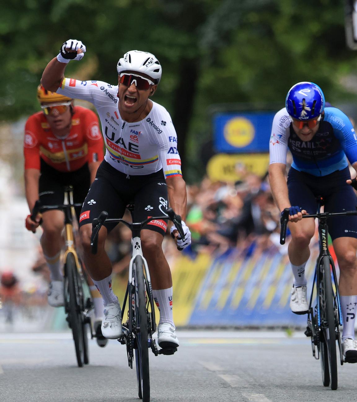 Nordrhein-Westfalen, Arnsberg: Radsport, Deutschland Tour, Herford - Arnsberg (190,30 km), 2. Etappe, Jhonatan Narvaez aus Ecuador vom UAE Team Emirates gewinnt die Etappe vor Riley Sheehan (r) aus den USA vom Team Israel-Premier Tech.