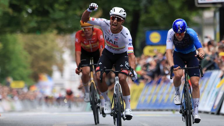 Nordrhein-Westfalen, Arnsberg: Radsport, Deutschland Tour, Herford - Arnsberg (190,30 km), 2. Etappe, Jhonatan Narvaez aus Ecuador vom UAE Team Emirates gewinnt die Etappe vor Riley Sheehan (r) aus den USA vom Team Israel-Premier Tech.