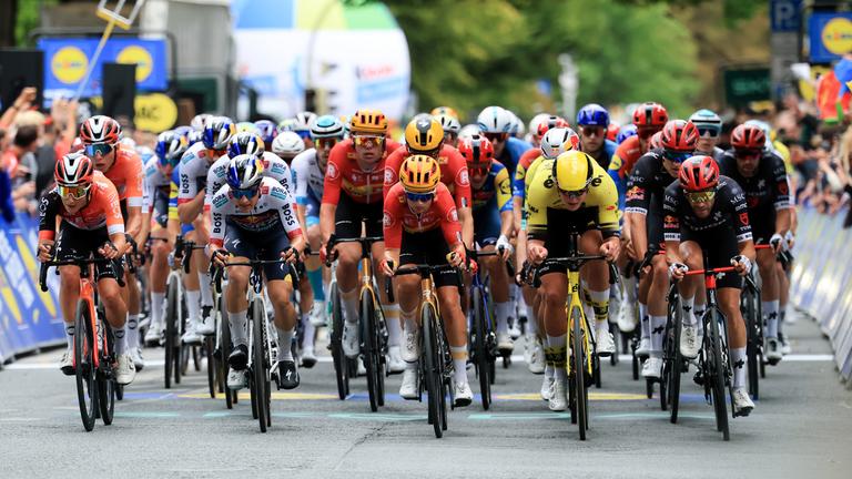 Nordrhein-Westfalen, Arnsberg: Radsport, Deutschland Tour, Herford - Arnsberg (190,30 km), 2. Etappe, Das Hauptfeld bei der ersten Durchfahrt durch Arnsberg.