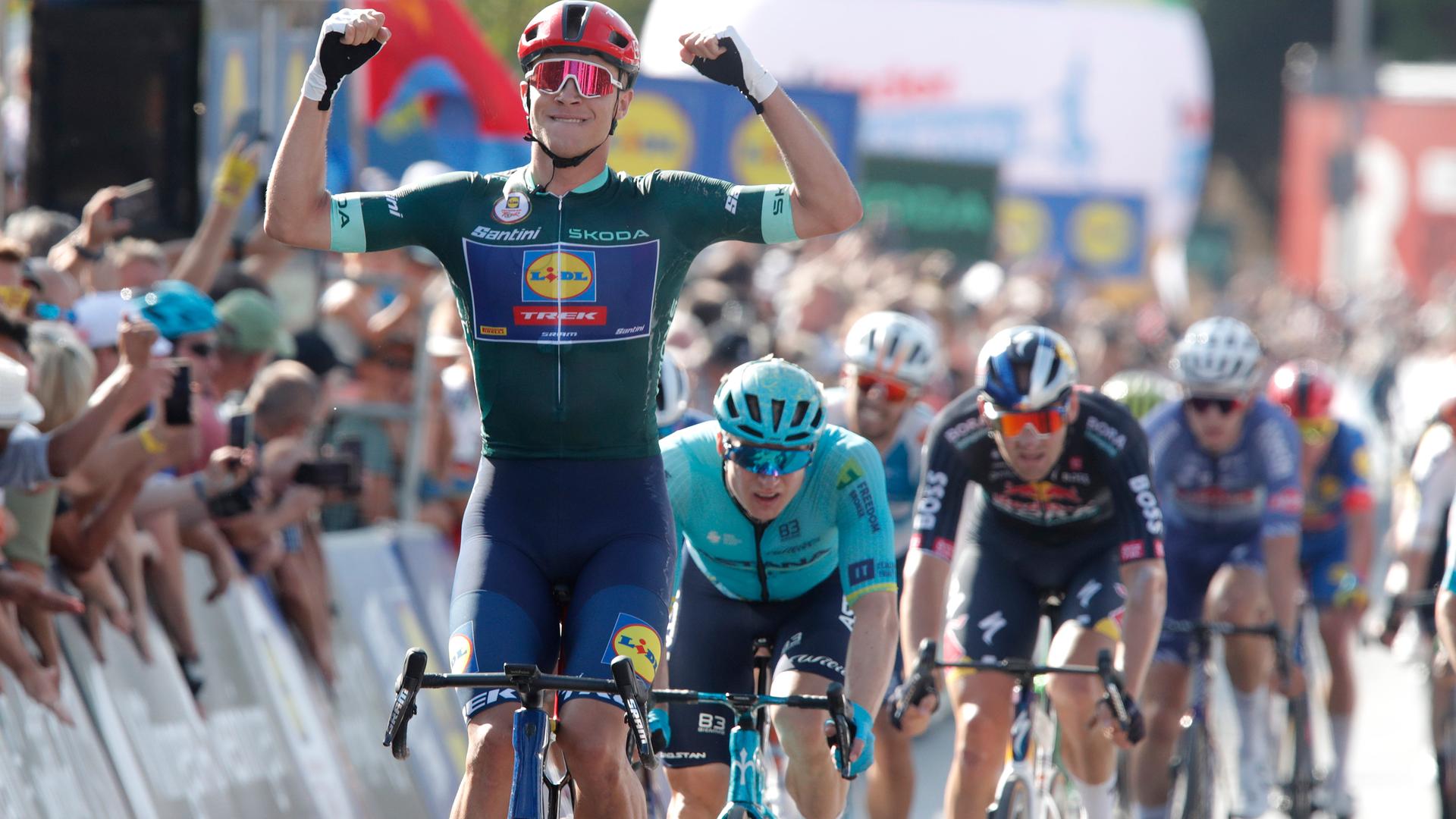 Der Italiener Jonathan Milan gewinnt die 3. Etappe vor dem deutschen Max Kanter.