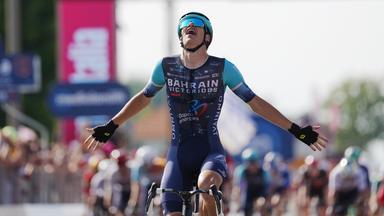 Alec Segaert jubelt nach dem Gewinn der 12. Etappe beim diesjährigen Giro.