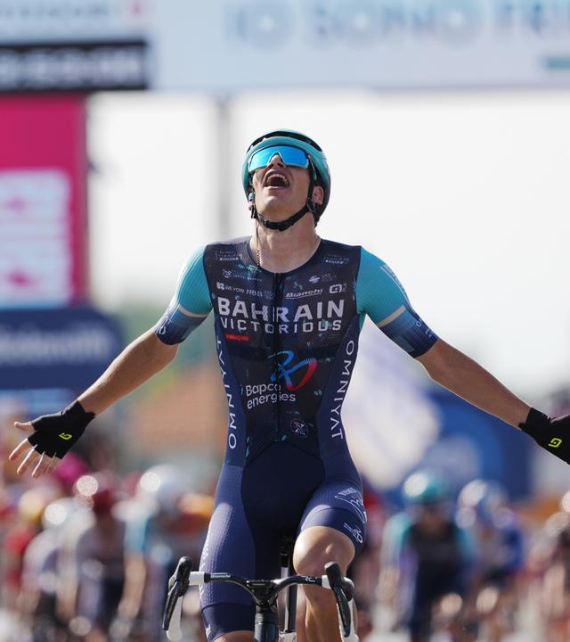 Alec Segaert jubelt nach dem Gewinn der 12. Etappe beim diesjährigen Giro.