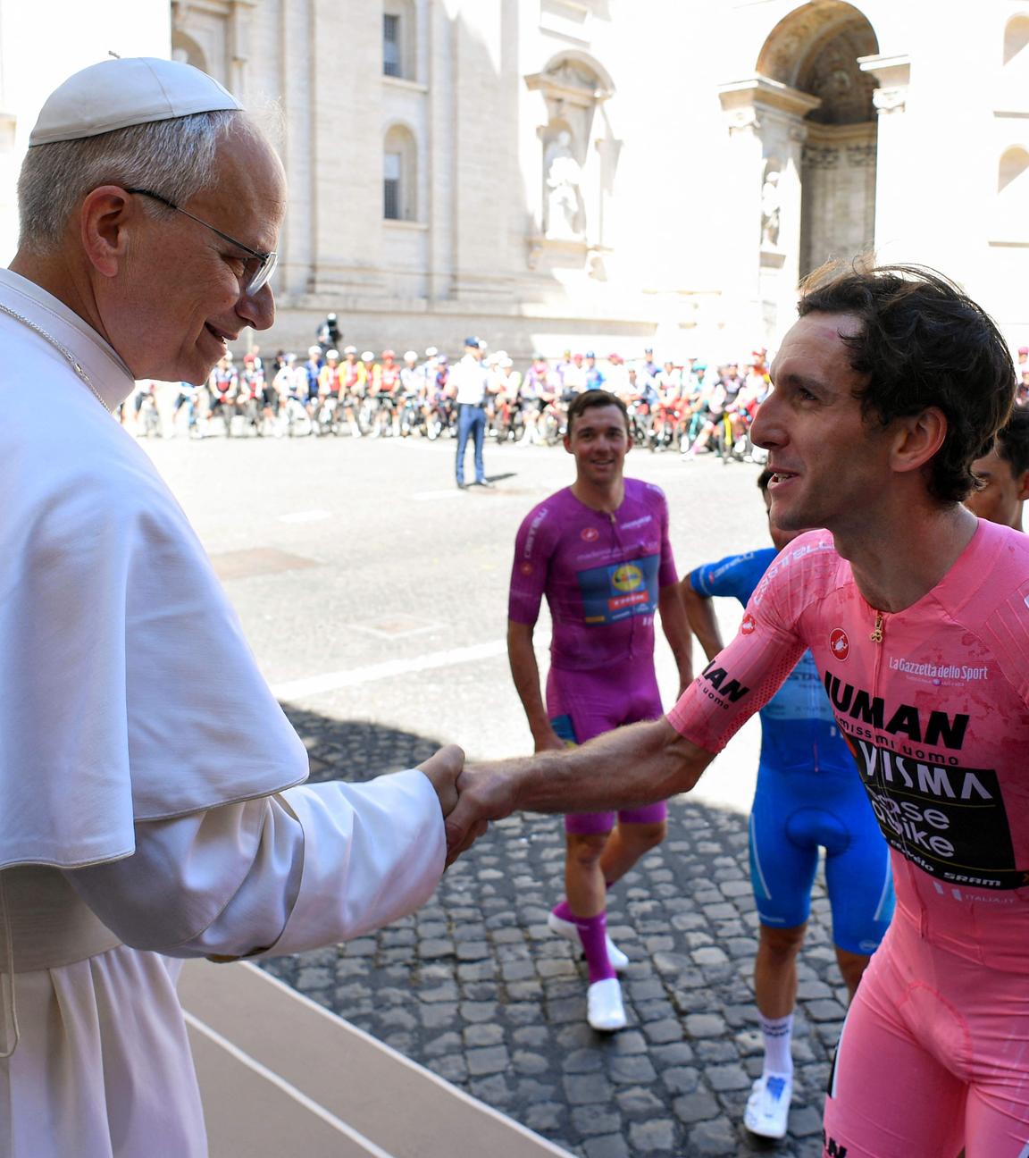 Papst Leo XIV schüttelt die Hand von dem Radfahrer Simon Yates.