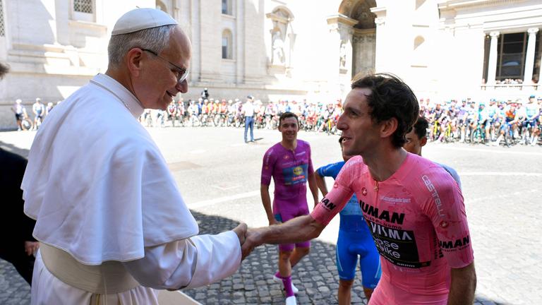 Papst Leo XIV schüttelt die Hand von dem Radfahrer Simon Yates.