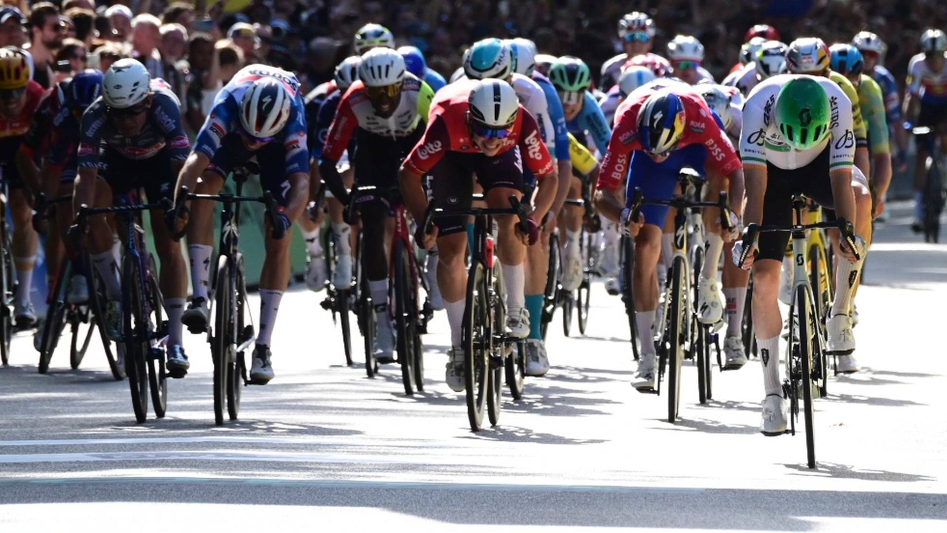 Ausreißer Rory Townsend kommt knapp vor dem Hauptfeld ins Ziel.