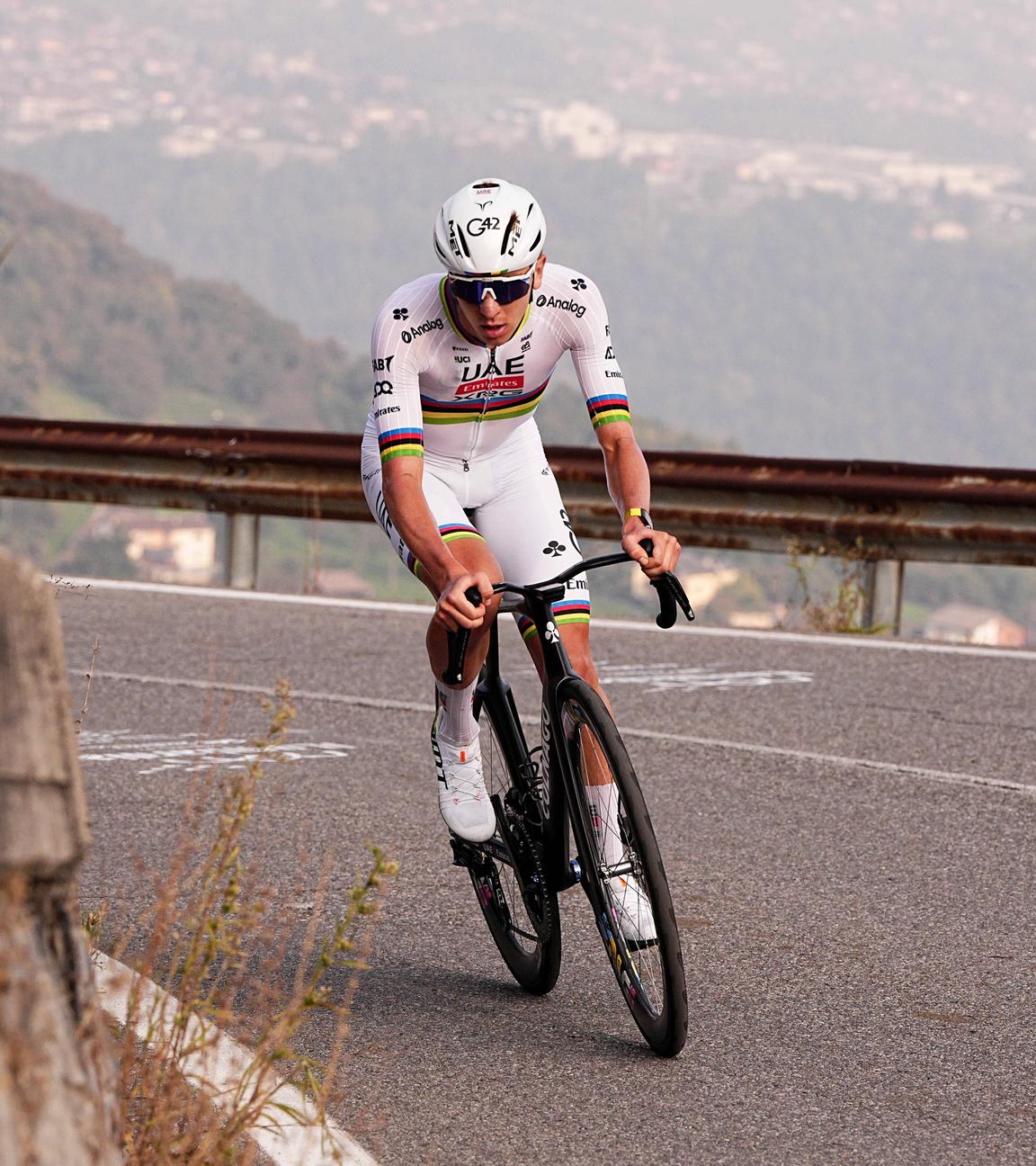 Tadej Pogacar in Aktion auf der Strecke der Lombardei-Rundfahrt.