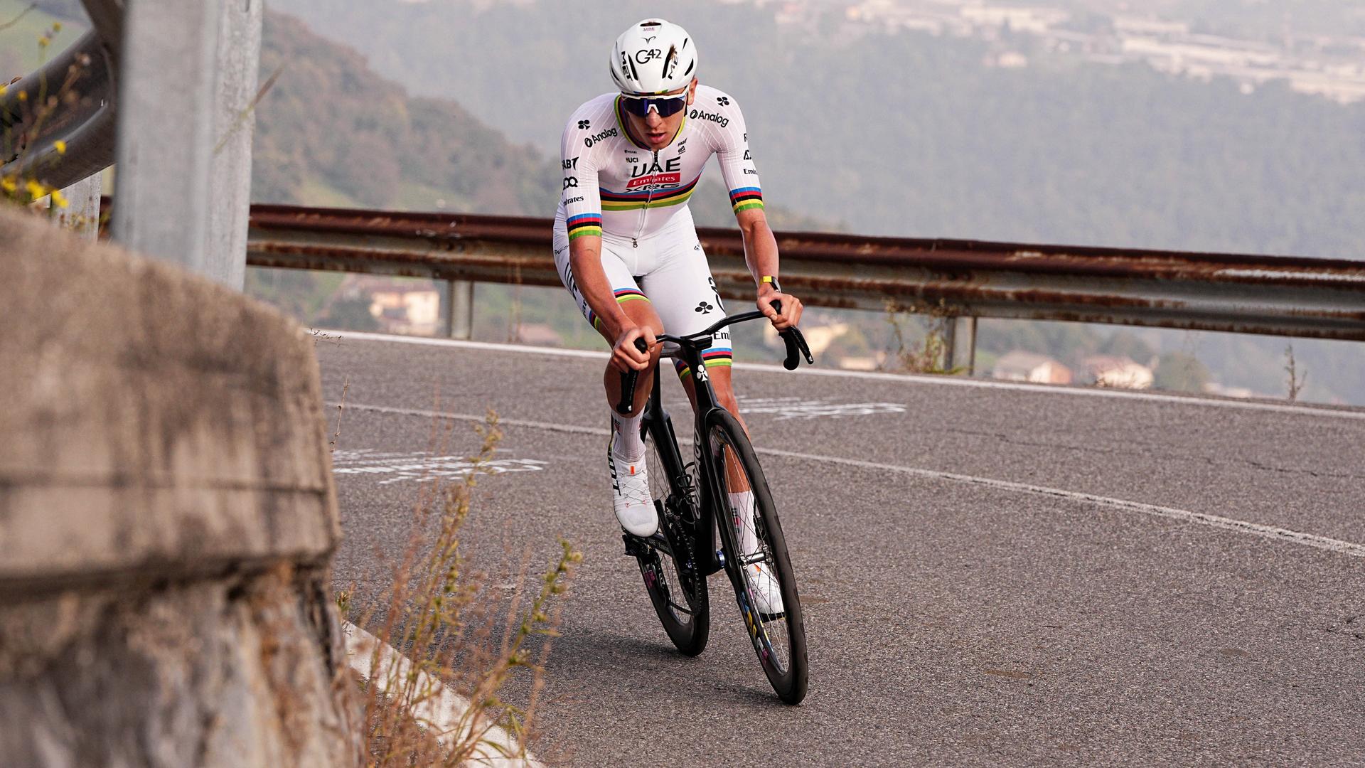 Tadej Pogacar in Aktion auf der Strecke der Lombardei-Rundfahrt.