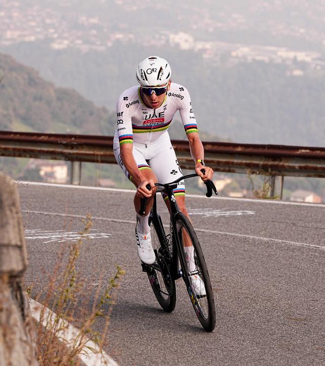 Tadej Pogacar in Aktion auf der Strecke der Lombardei-Rundfahrt.