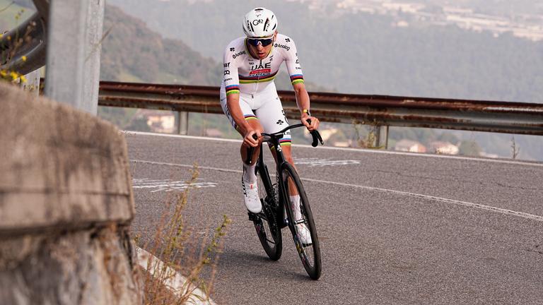Tadej Pogacar in Aktion auf der Strecke der Lombardei-Rundfahrt.