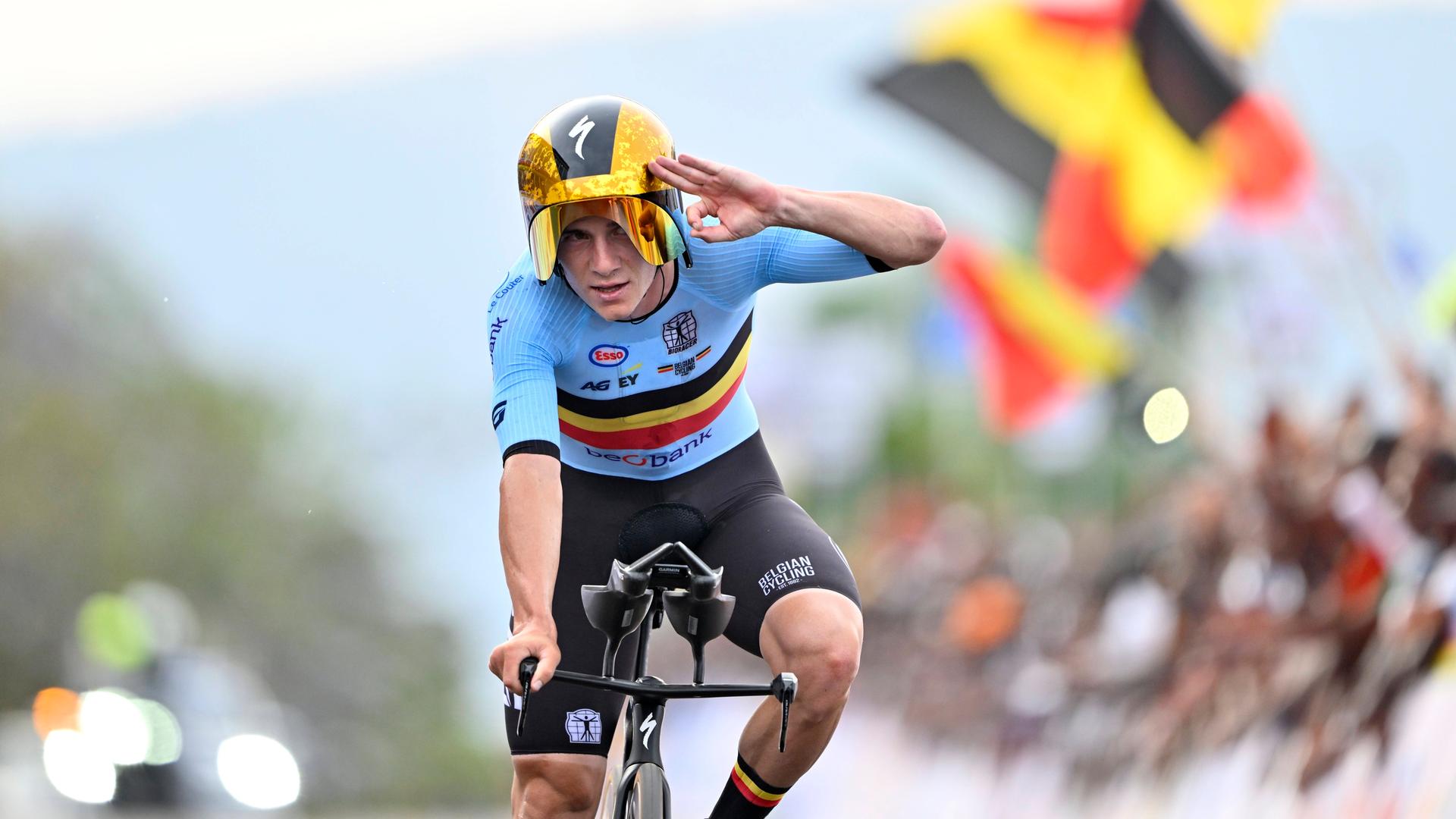 Der Belgier Remco Evenepoel gewinnt die Sraßen-Radweltmeisterschaft beim Einzelzeitfahren zum dritten Mal in Folge.