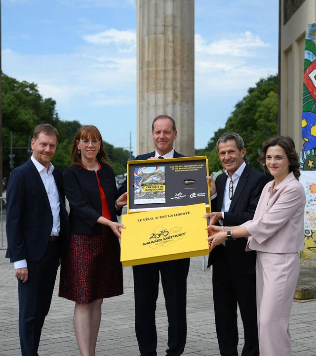 Tour-Direktor Christian Prudhomme bei der Übergabe der deutschen Bewerbung für den Start der Tour de France 2029.