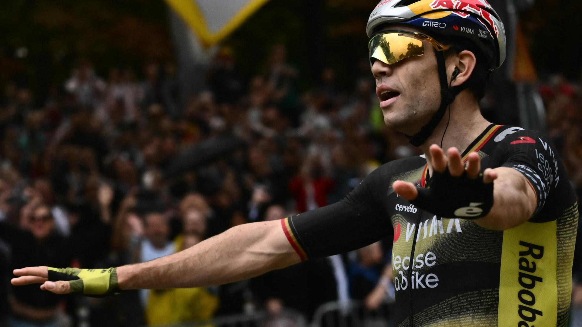 Der Belgier Wout van Aert radelt über die Ziellinie der Tour de France.