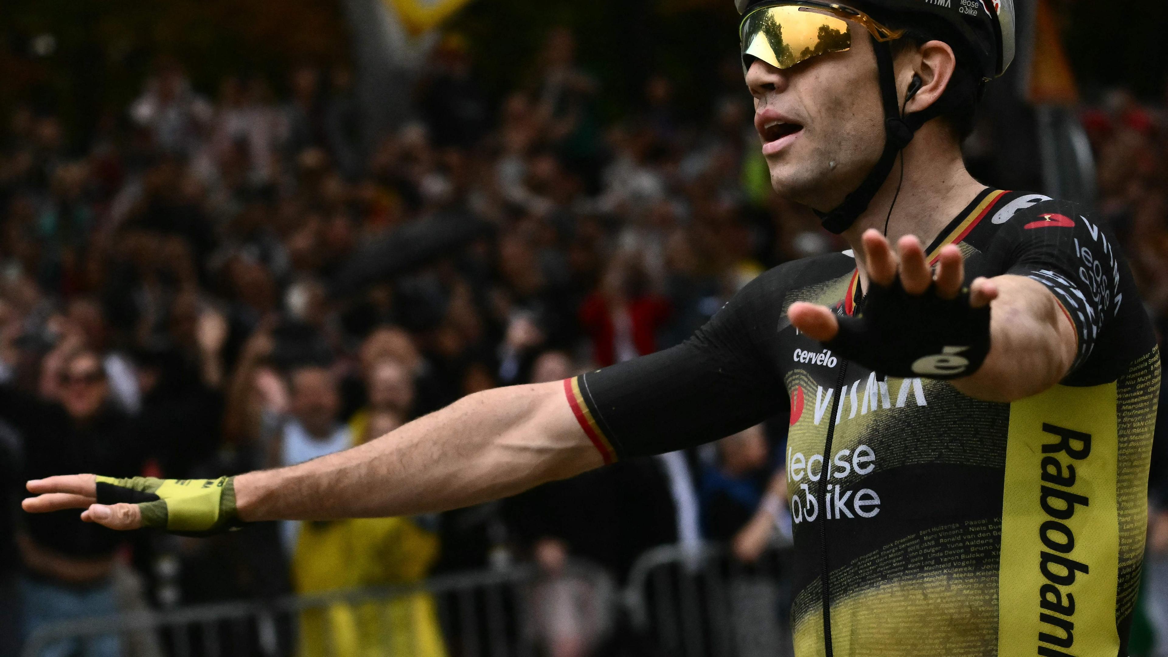 Der Belgier Wout van Aert radelt über die Ziellinie der Tour de France.