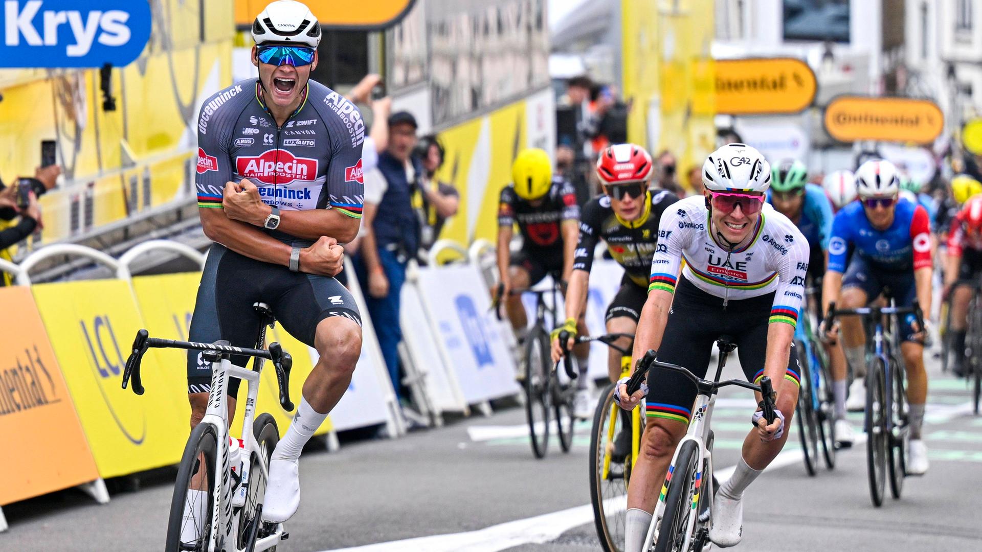 Tour de France 2025: Mathieu van der Poel fährt als Sieger vor Tadej Pogacar ins Ziel.