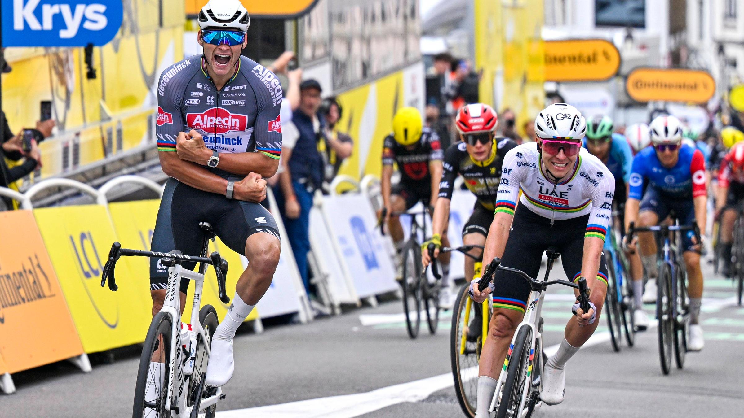Tour de France 2025: Mathieu van der Poel fährt als Sieger vor Tadej Pogacar ins Ziel.
